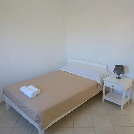 Lazaros Villa *