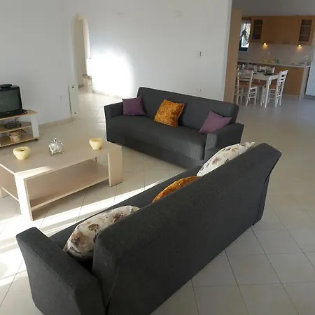 Lazaros Villa *