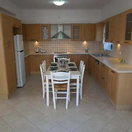 Lazaros Villa *